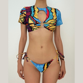 Traje de baño bikini con top corto y aros en contraste con agujeros y lazo